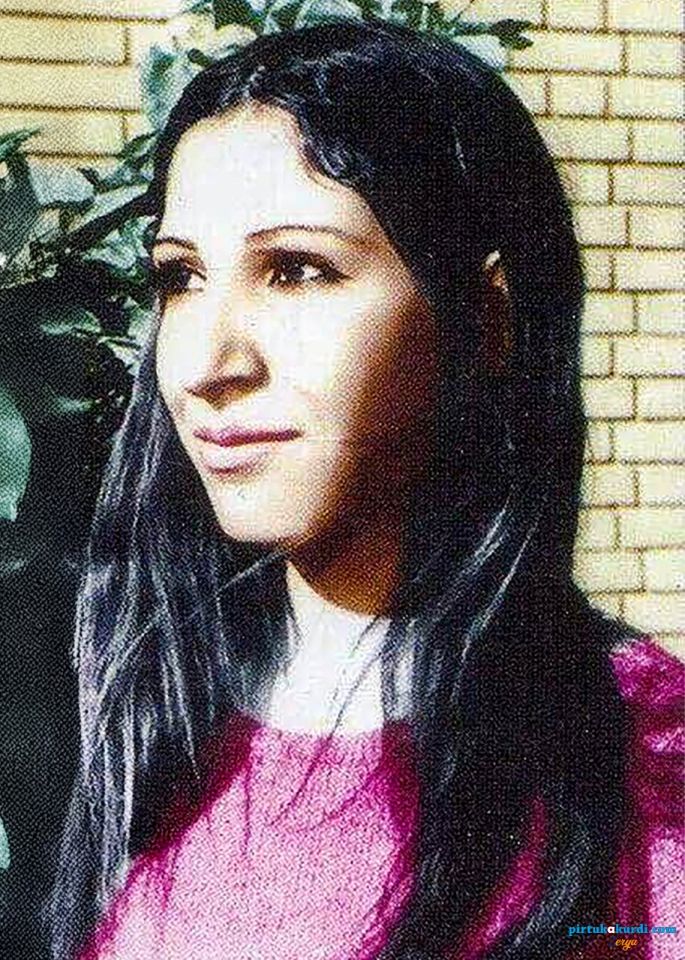 Postera Ayşe Şan - Leyla Qasim - Kırmızı Şallı Kadın Posteri