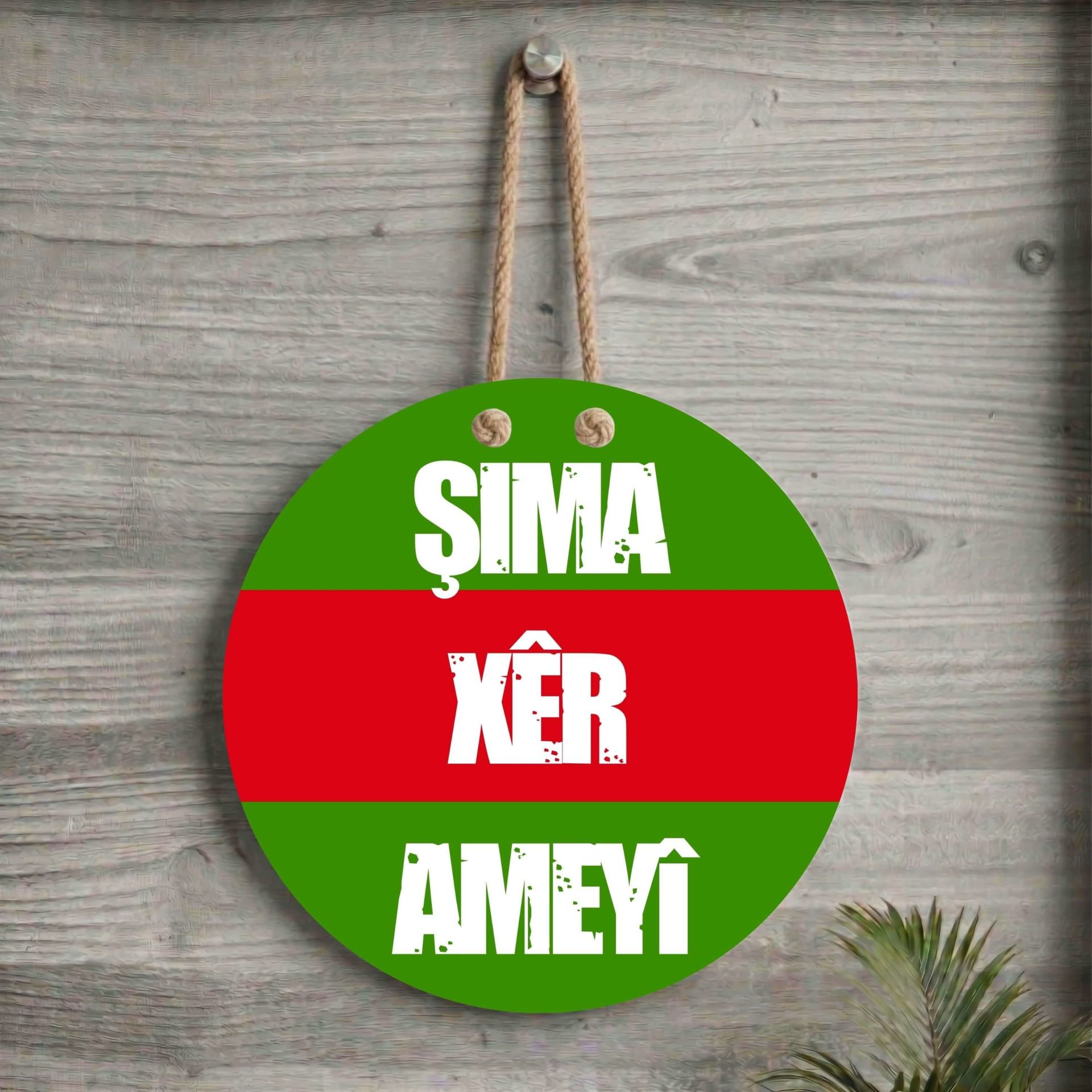 Xemla Deriyan - Kürtçe Zazaca Şima Xêr Ameyî Yazılı Kırmızı Yeşil Amed Renkleri Taraftar Amed Kapı Süsü