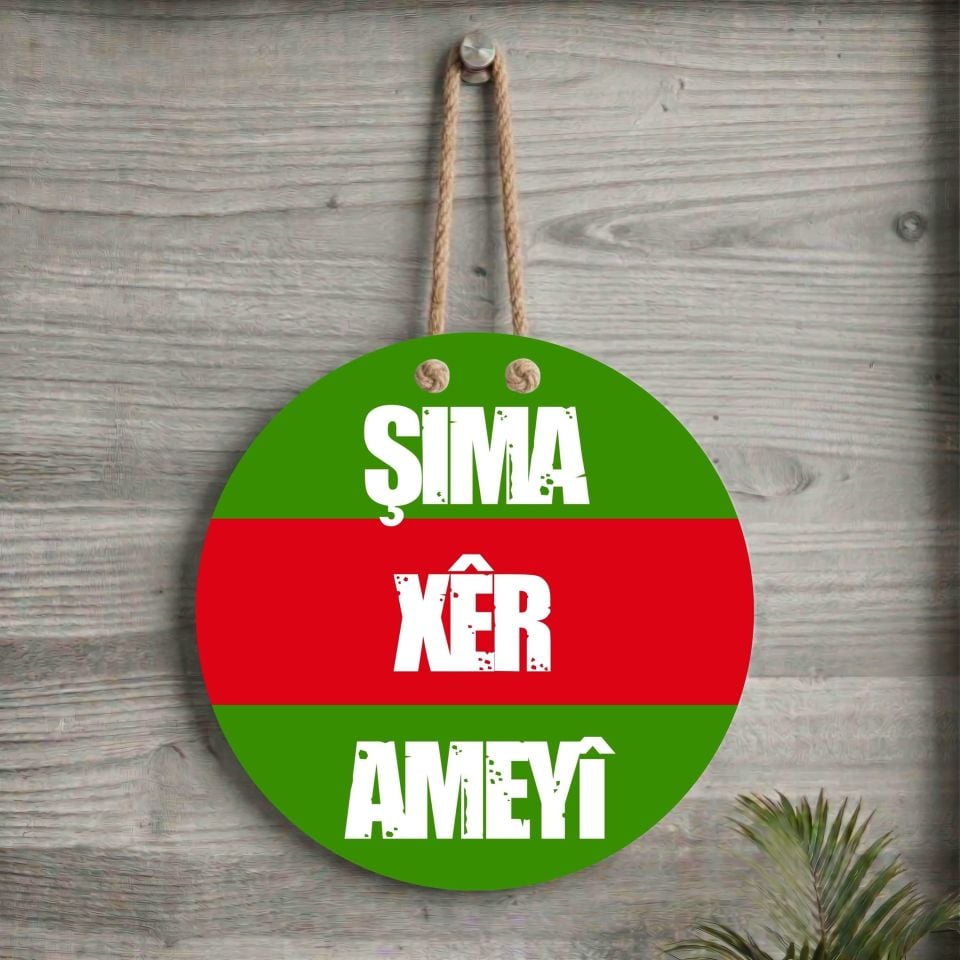 Xemla Deriyan - Kürtçe Zazaca Şima Xêr Ameyî Yazılı Kırmızı Yeşil Amed Renkleri Taraftar Amed Kapı Süsü