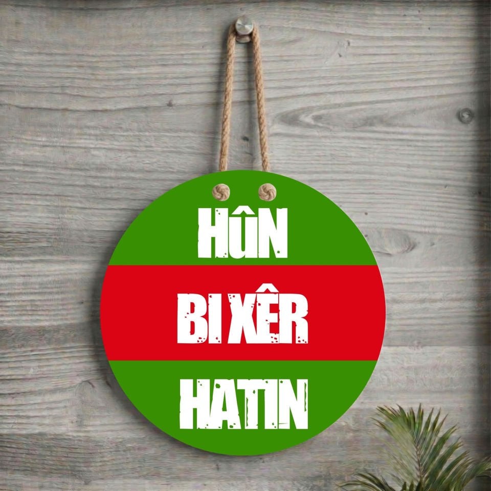 Xemla Deriyan - Kürtçe Kurmanci Hûn Bi Xêr Hatin Yazılı Yeşil Kırmızı Amed Renkleri Taraftar Spor Kapı Süsü