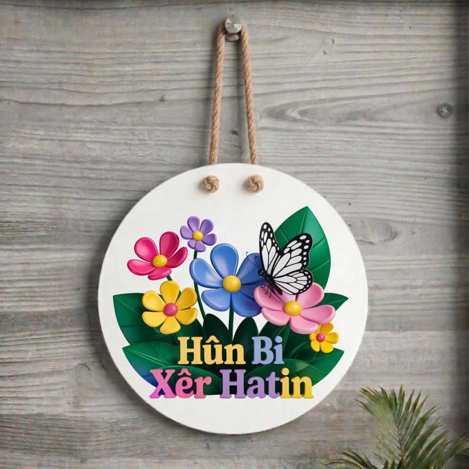 Xemla Deriyan - Hûn Bi Xêr Hatin Yazılı Çiçekli Kelebekli Kürtçe Kapı Süsü