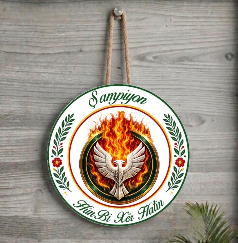 Şampiyon Amed Renkleri Çift Başlı Kartal Tasarımlı Hûn Bi Xêr Hatin Taraftar Spor Kürtçe Kapı Süsü