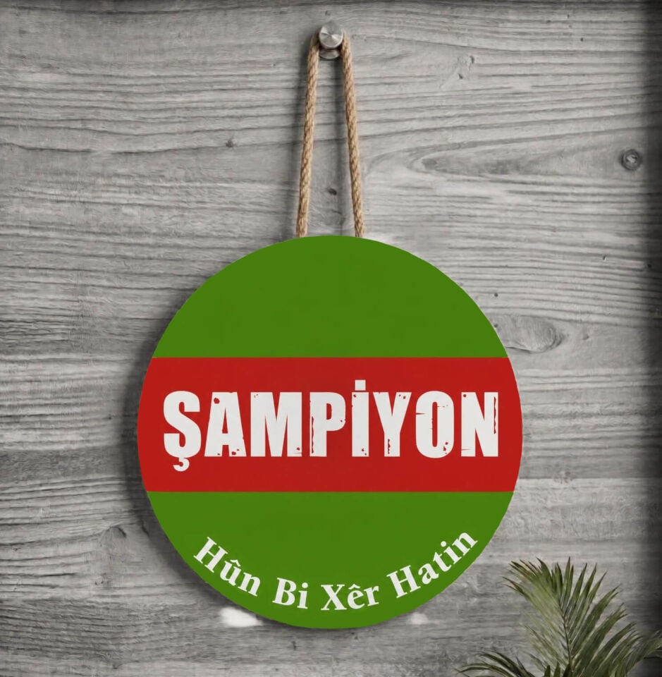 Şampiyon Amed Kesk Sor Renkleri Hûn Bi Xêr Hatin Taraftar Spor Kürtçe Kapı Süsü