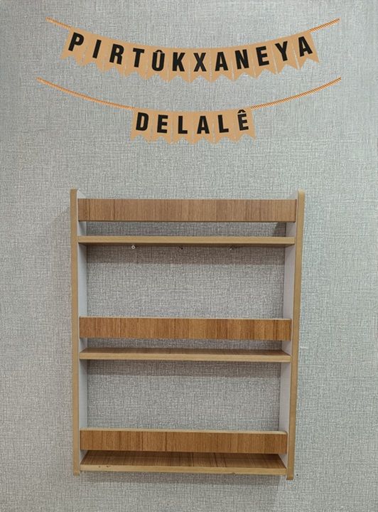 Kürtçe İsme Özel Montessori Çocuk Bebek Odası Kitaplığı - 80*60 cm Ceviz Renk Kitaplık